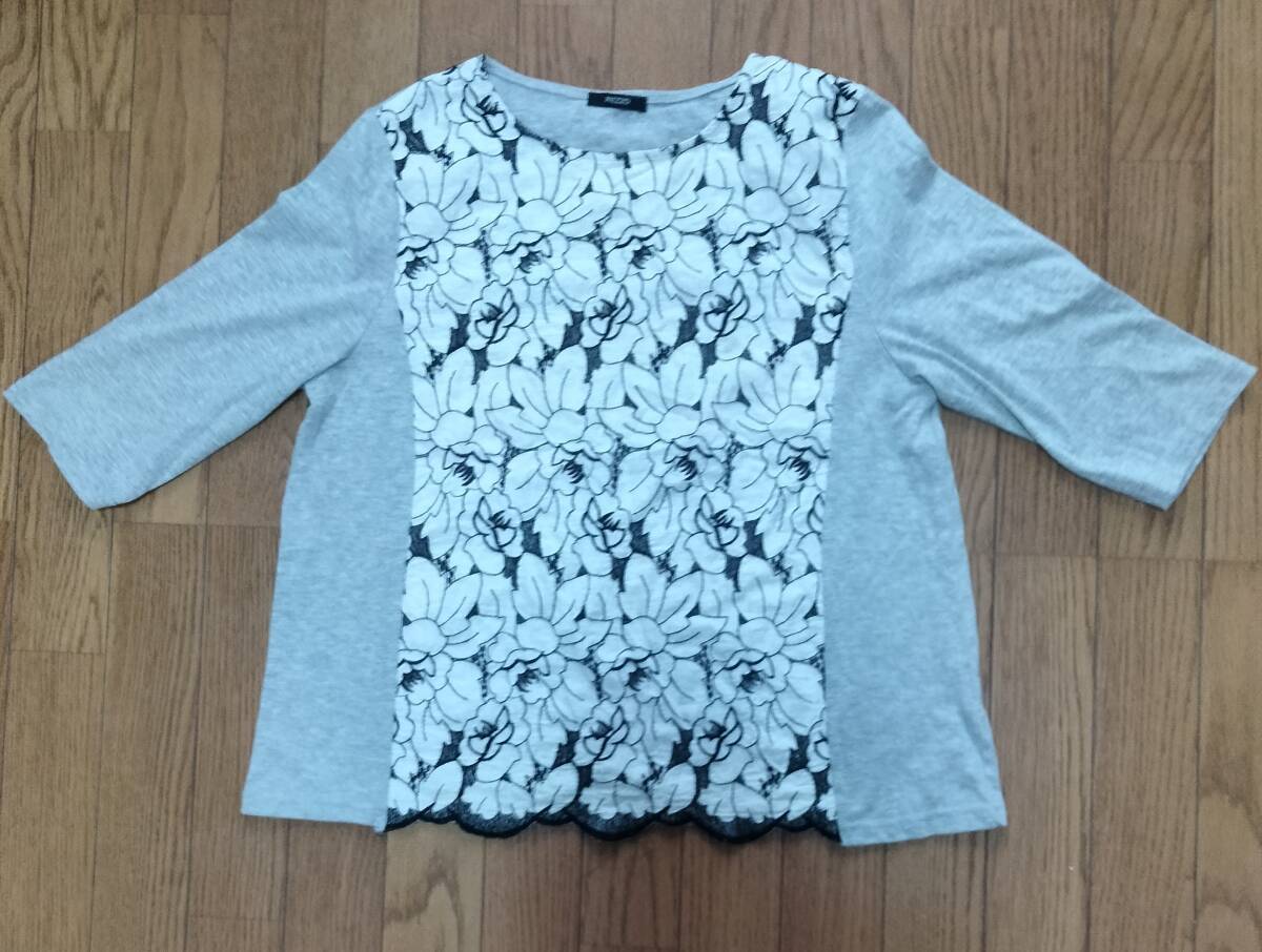 カットソー グレーに白黒の花の模様 L~2Lぐらい 七分袖に近い拍卖