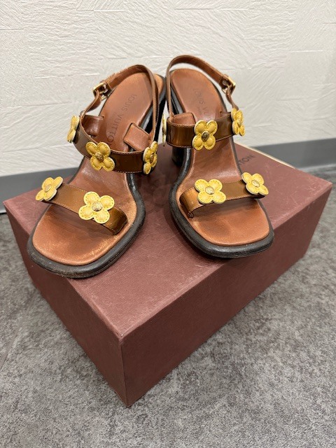 ●H7-11-46 LOUIS VUITTON ルイヴィトン ヴェルニフラワー パテントレザー チャンキーヒール サンダル 36/23.0cm相当 ブラウン レディース拍卖
