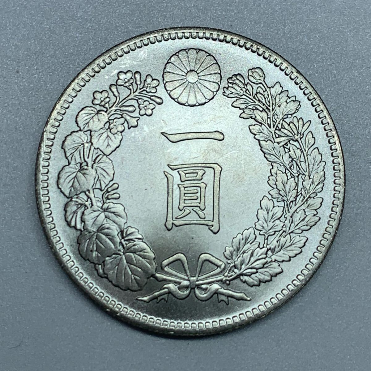 日本古銭 新1円銀貨 特年の明治七年 明治7年 貨幣 竜 菊紋 貿易銀 一円銀貨 大型銀貨 w30拍卖