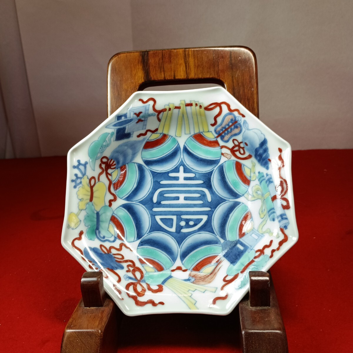 色鍋島 色絵寿字宝尽文八角皿 愛好家高齢のため出品拍卖