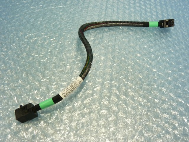 1SKG // 約28cm Mini SAS ケーブル SFF-8643 (内部用) / T26139-Y4040-V7 A3C40169667 // Fujitsu PRIMERGY TX1330 M4 //在庫4拍卖