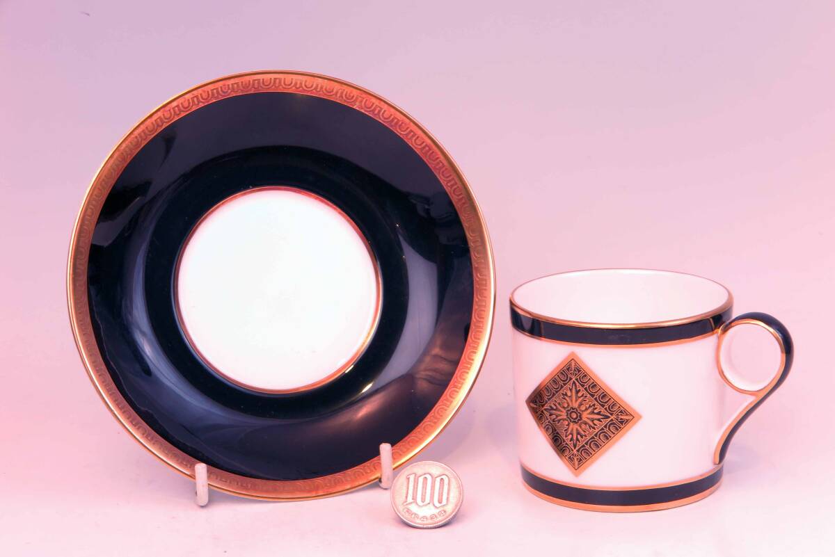 ミントン 金彩豪華カップ&ソーサー ・ ATHENA (1級品) GOLD ON BLACK + WHITE 貴重品。拍卖
