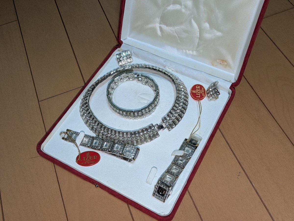 【未使用に近い】LIZER クォーツ式腕時計 ネックレス ブレスレット イヤリング セット アラブ 舶来品 2650L レディース アクセサリー拍卖