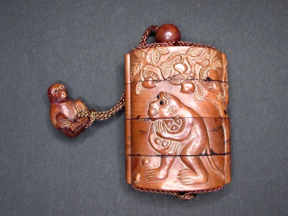 【提げ物】 柘植 猿と柿 浮き彫模様 印籠 猿根付 拍卖