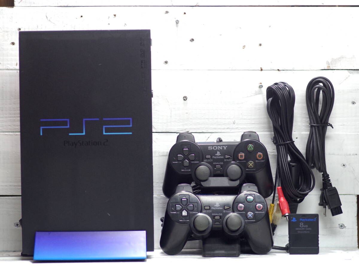 M13784【PS2】SCPH-50000 ゲーム読込OK! DUALSHOCK2コントローラX2 縦置きスタンド 純正メモリ 映像電源ケーブル 100サイズ拍卖