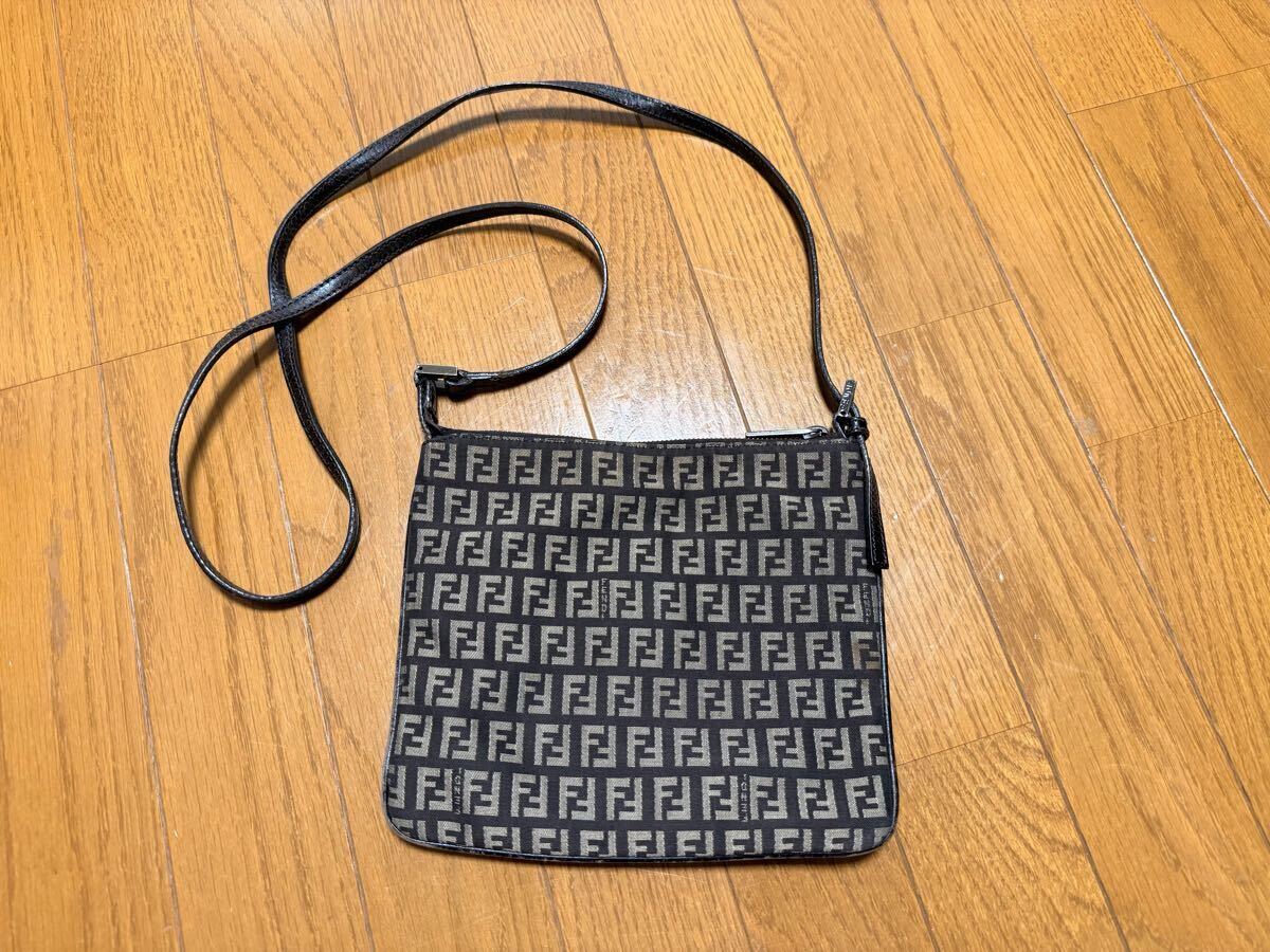 FENDI フェンディ ズッカ柄 ショルダー バッグ サコッシュ拍卖