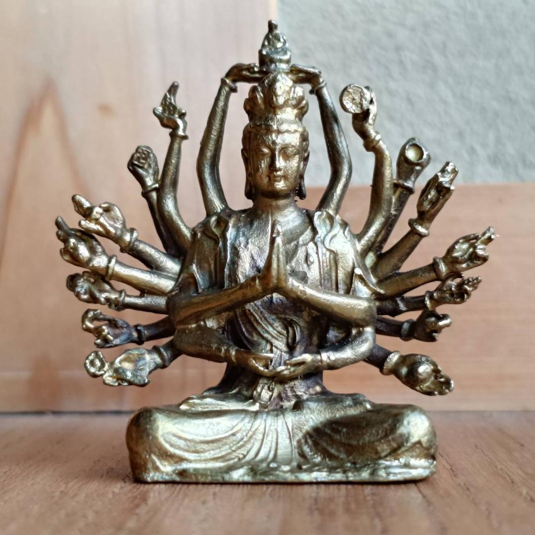 千手観音像 真鍮 ミニ仏像 仏教 お守り ゴールドカラー 全高約6cm拍卖