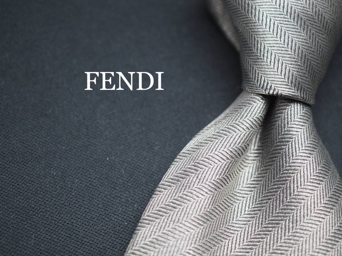 美品【FENDI フェンディ】 G1609 シルバー SILK ブランド ネクタイ 古着 良品 転売 仕入拍卖
