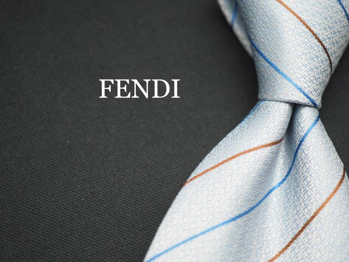 美品【FENDI フェンディ】 G1611 ロゴ 水色系 SILK ブランド ネクタイ 古着 良品 転売 仕入拍卖