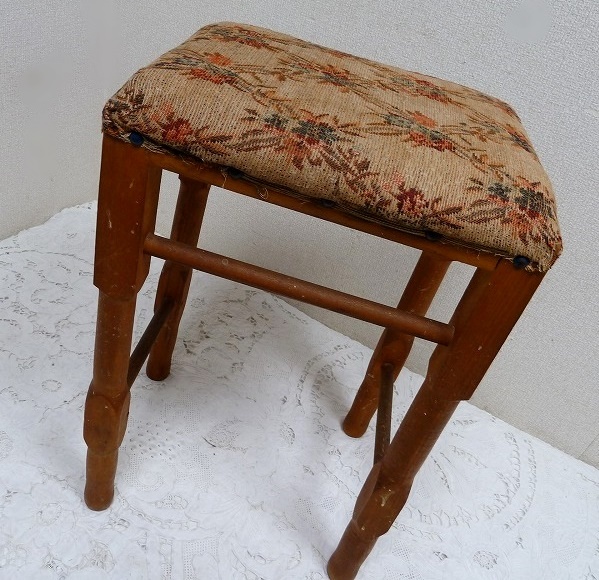 (☆BM)アンティーク スツール 椅子 高さ47㎝ 木製フレーム 花柄 布張り レトロ ゴブラン織 作業椅子 古い家具 座椅子拍卖