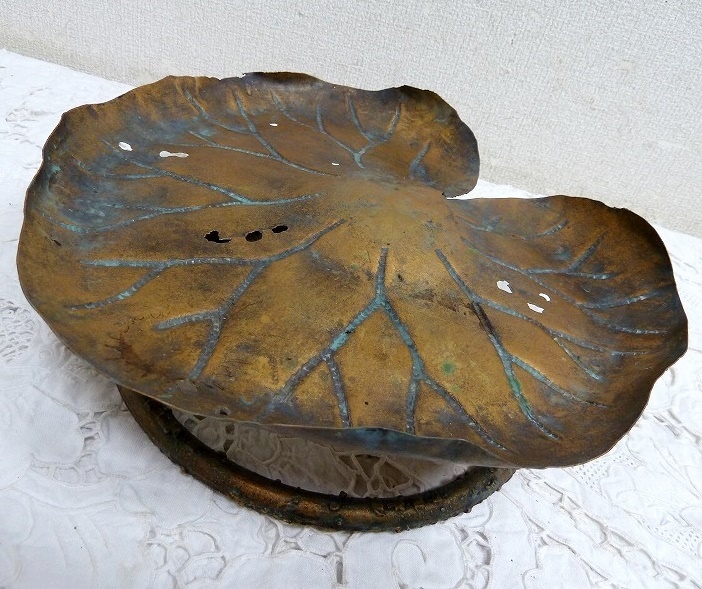 (☆BM)鉄製 落ち葉 葉型 脚付き プレート プラター 横幅28㎝ 枯れ葉 アンティーク調 レトロ 盛皿 トレイ ヴィンテージ調拍卖