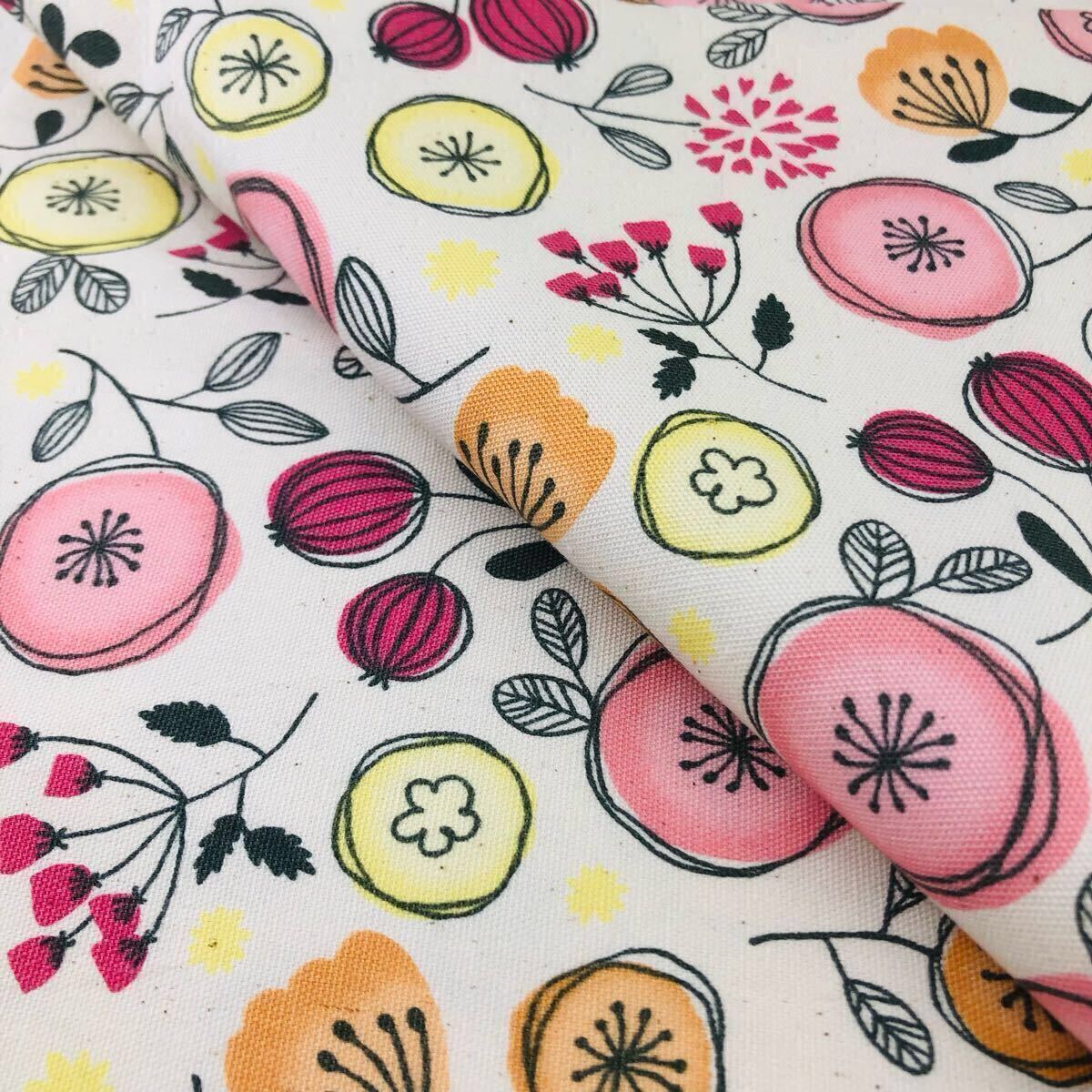 はぎれ 40cmくらい 日本製 北欧風 まるいお花のオックス 生地 コットン オックス 綿かす入り 110×40+α 生成り拍卖