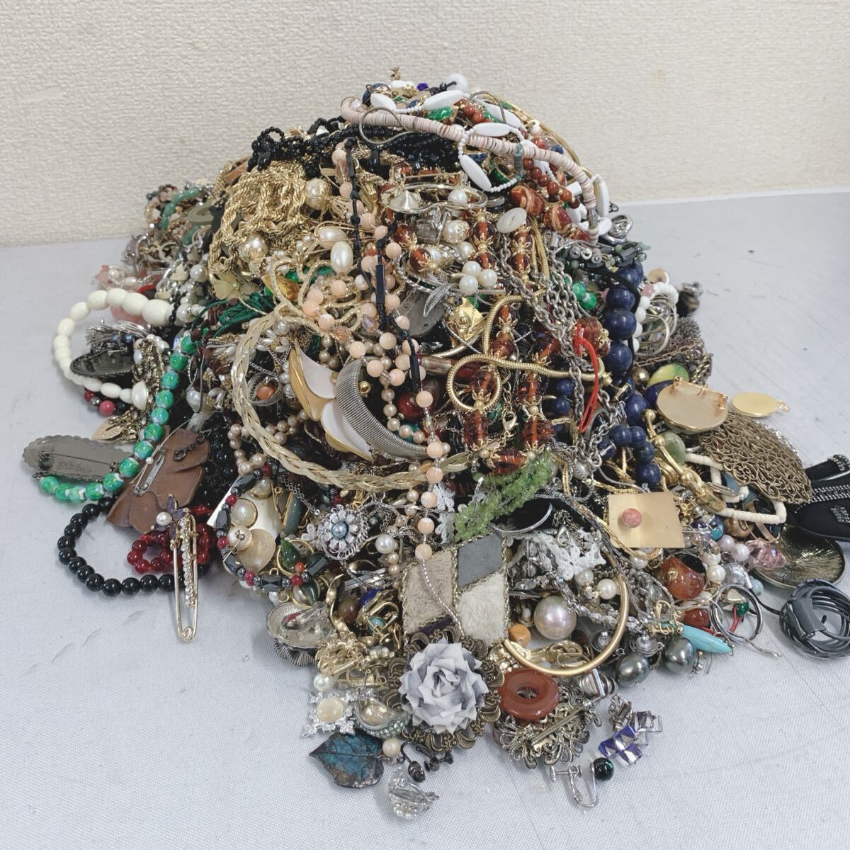 〒445 アクセサリー大量まとめて ネックレス ブローチ イヤリング 指輪 イミテーション 約9.8kg拍卖