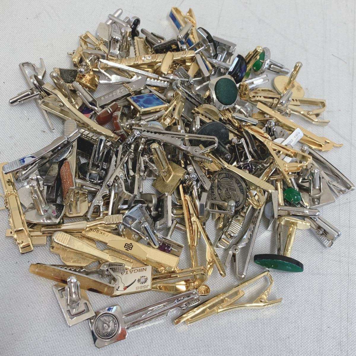 〒446 タイピンやカフスまとめて イミテーション 約690g拍卖