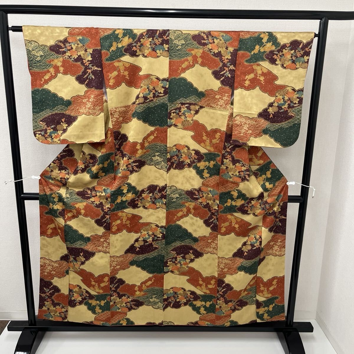 小紋 雲取りに花模様 光沢のある生地 着物 正絹 F-892拍卖