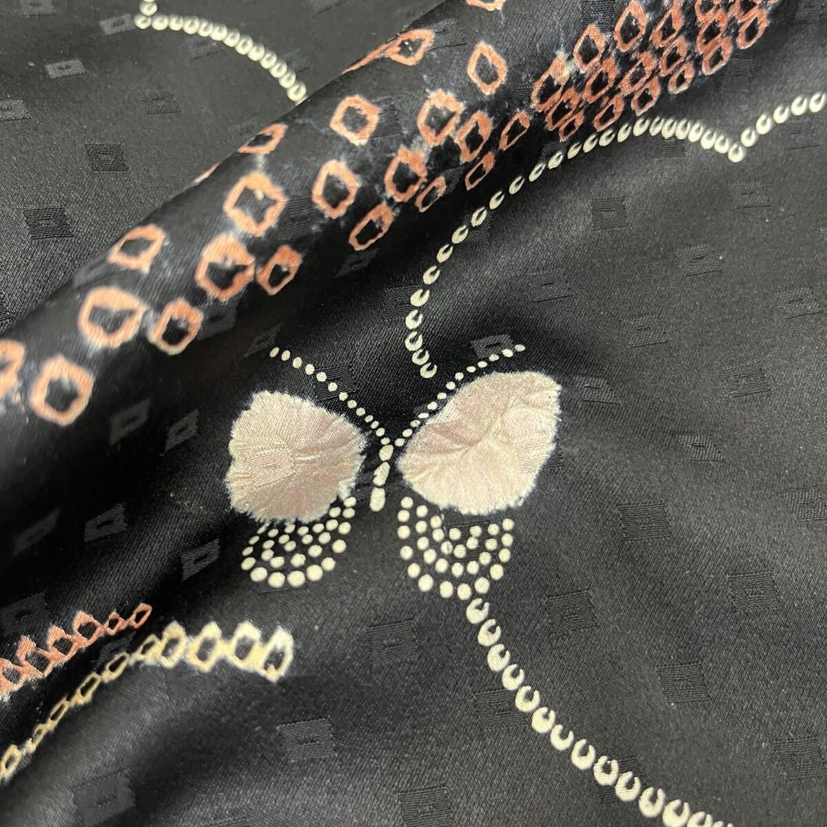 小紋 黒地 絞り 椿に蝶 着物 正絹 F-895拍卖