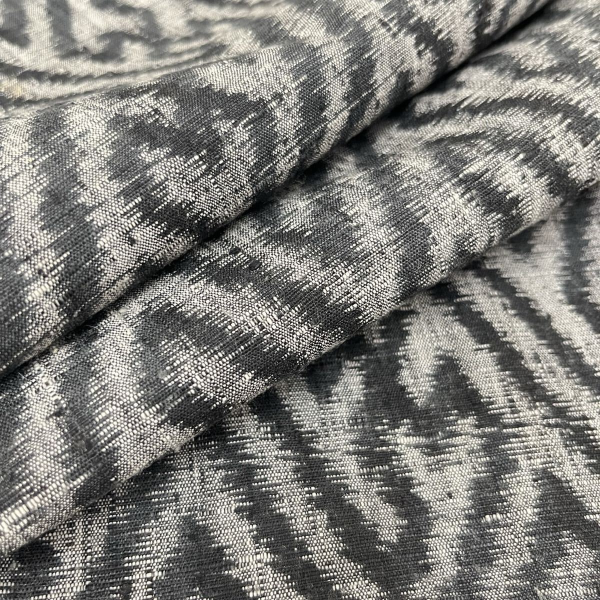 真綿紬 モノトーン 紗綾形の絣 着物 正絹 F-878拍卖