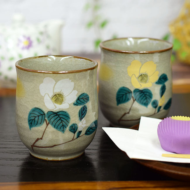 【即決】九谷焼 夫婦湯のみ 山茶花 陶器 和食器 伝統工芸 ペア 湯呑み茶碗 和柄 茶器 美品 新品 未使用拍卖