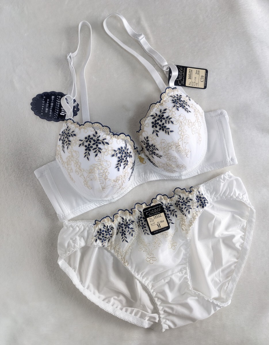 お泊まりに☆C70ブラ&パンティ上下お揃い☆未使用☆脇高☆きれい刺繍レース☆ホワイト☆匿名配送可☆タグあり☆拍卖