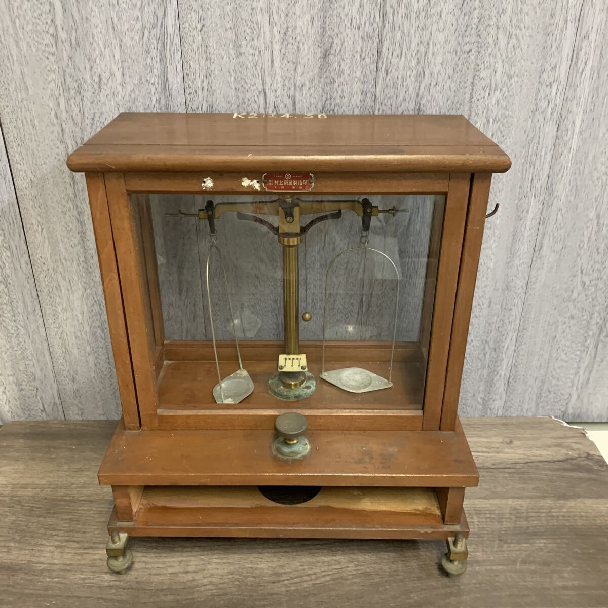 y110715m 村上衡器製作所 アンティーク レトロ 天秤 はかり 昭和レトロ ガラスケース 両皿天秤 精密天秤 【現状品】拍卖