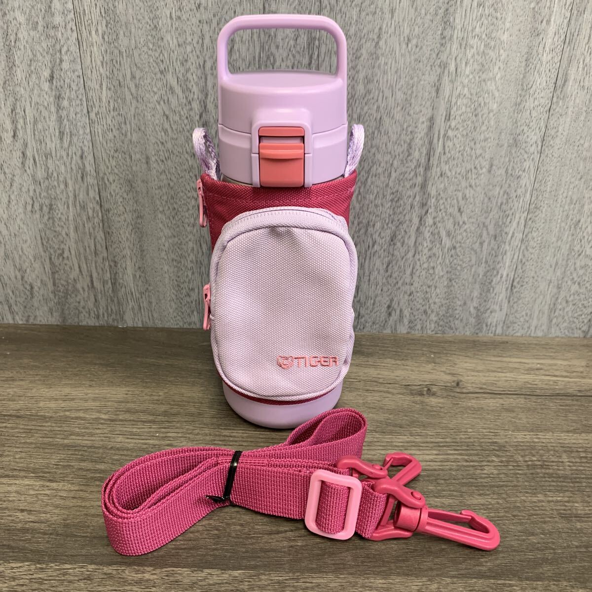 y111405m タイガー魔法瓶(TIGER) 【食洗機対応】タイガー 水筒 500ml 手ぶらでおでかけ マルチポケット付きボトル MTA-A050VL拍卖