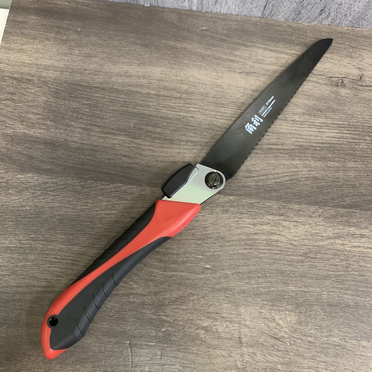 y111423m 角利産業(Kakuri Sangyo) 粗大ゴミ解体ノコギリ 本体 刃渡り210mm 黒刃 替刃式 コンパクト折込鋸 角度2段切替 収納式 のこぎり 拍卖