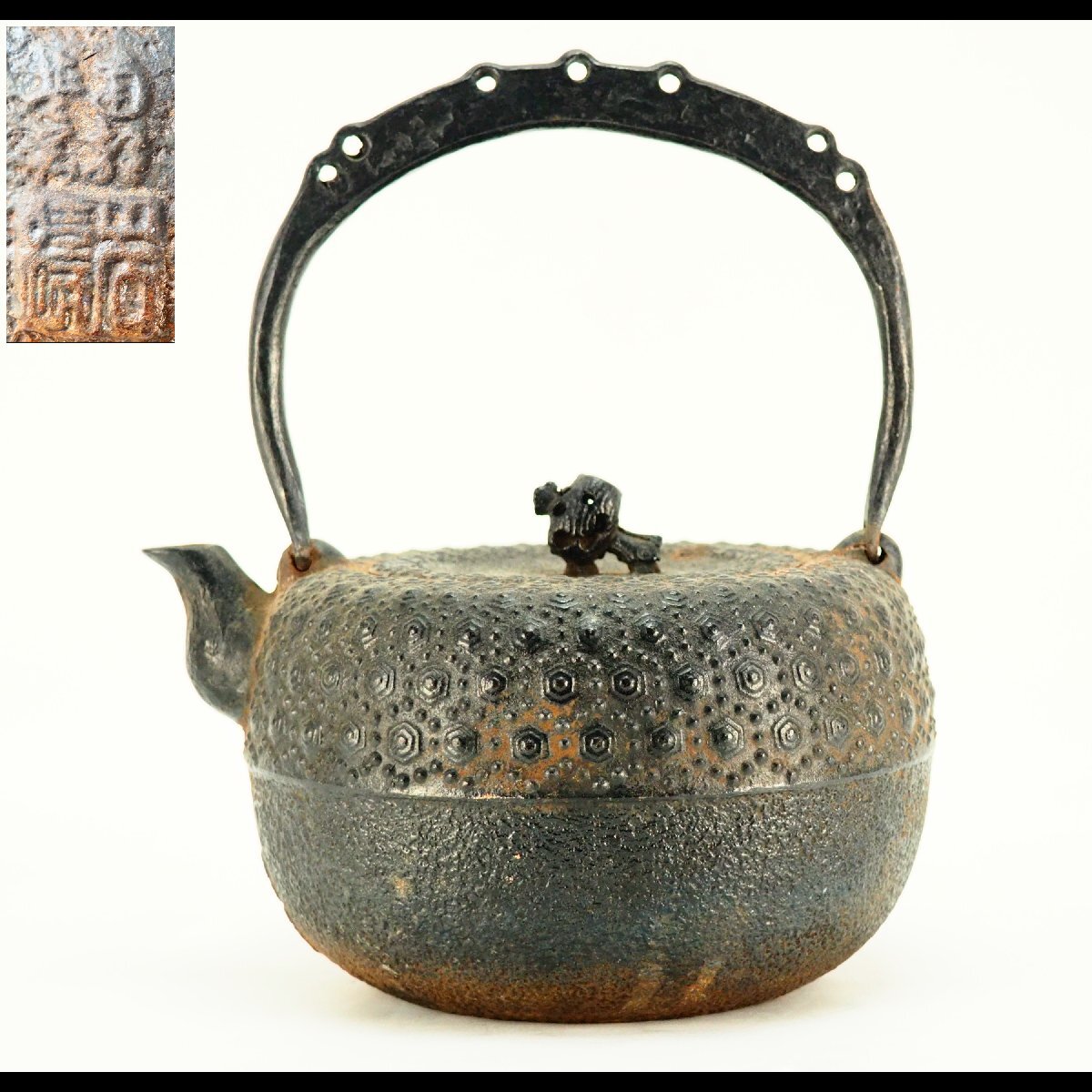 【治】南部岩鋳造 小鎚摘蓋 亀甲紋平丸形鉄瓶☆(検索:南部鉄瓶 鈴木盛久 小泉仁左衛門 及川寛治 高橋萬治 有坂) OJ32拍卖