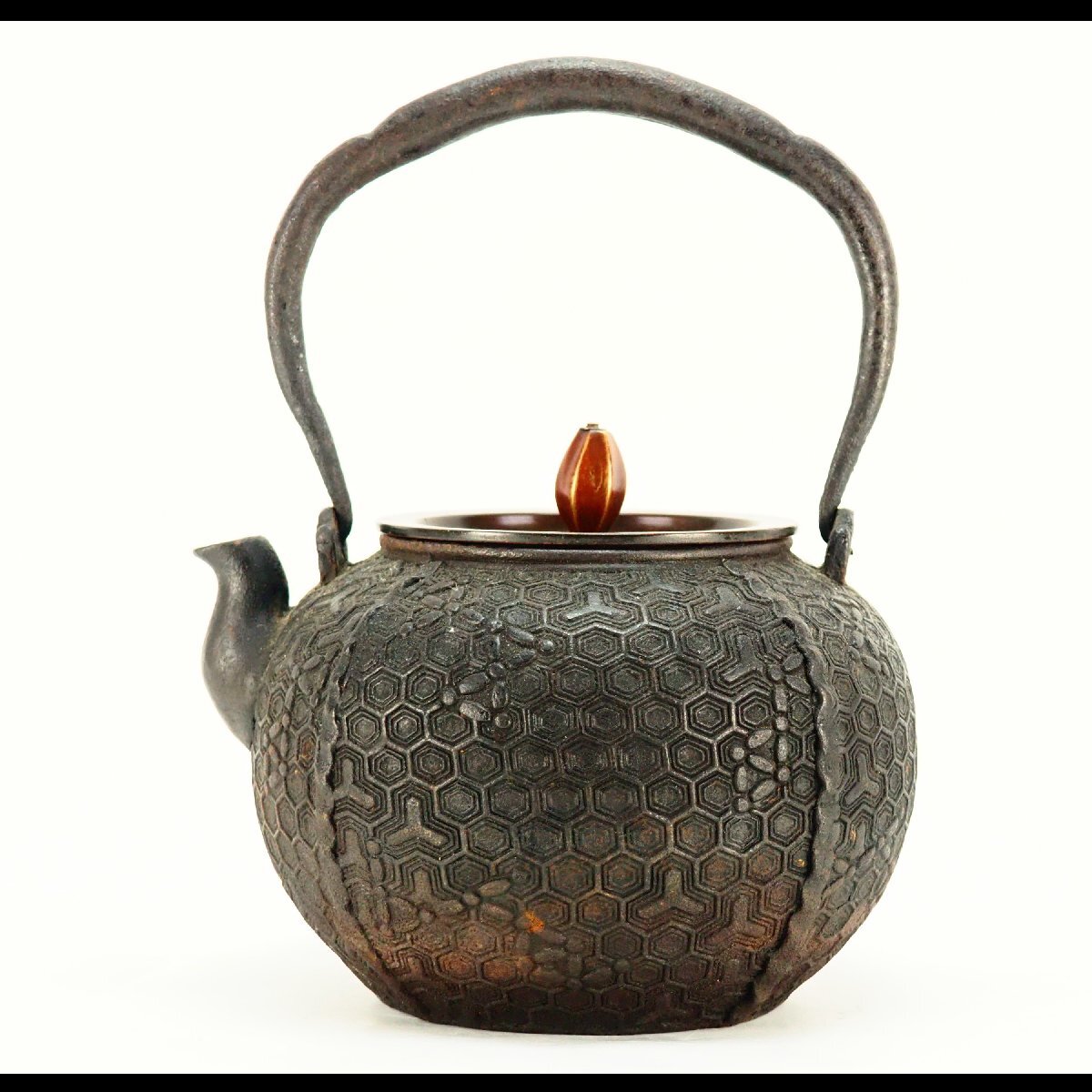 【治】釜師造 総身亀甲繋紋丸形鉄瓶☆茶道具 (検索:和田美之助 高橋敬典 畠春斎 角谷一圭 龍文堂 亀文堂 光玉堂 安之介 秦蔵六) OJ34拍卖