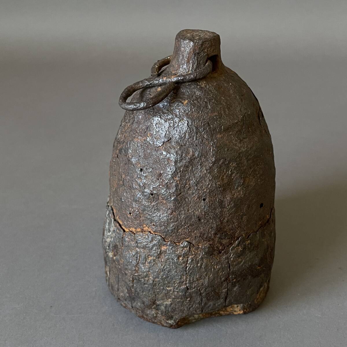 MS3553 室町時代? 古鉄 古い錘 おもり 約4.8kg 釣鐘型 鉄味抜群 (検)安土桃山時代 玉鋼 和鋼 分銅 棒秤 竿秤 棹秤 釣鐘 天秤 鉄製 骨董拍卖