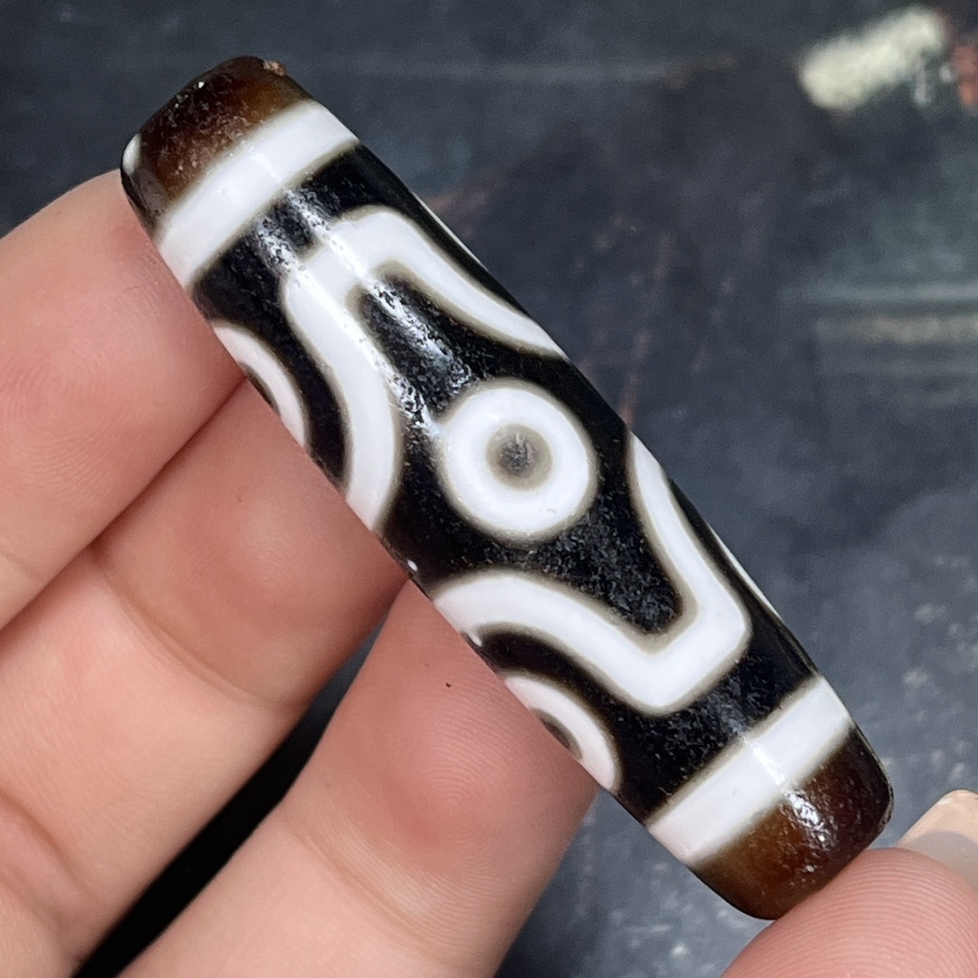 旧蔵 六眼天珠 風水開運 自然風化 高油 根付 中国古玩 骨董品 時代物 稀少唐物拍卖