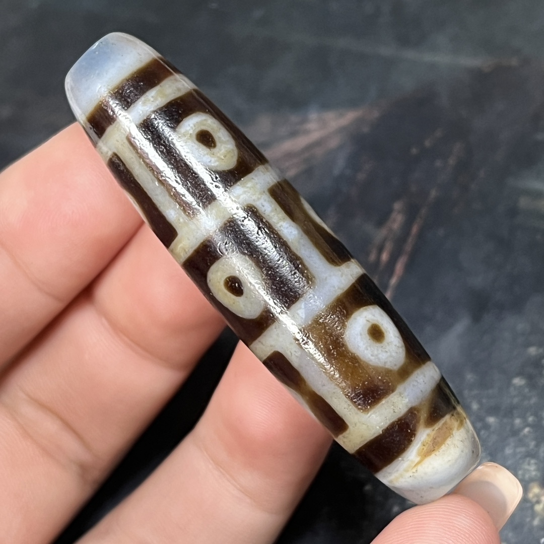 旧蔵 九眼天珠 風水開運 自然風化 高油 根付 中国古玩 骨董品 時代物 稀少唐物拍卖