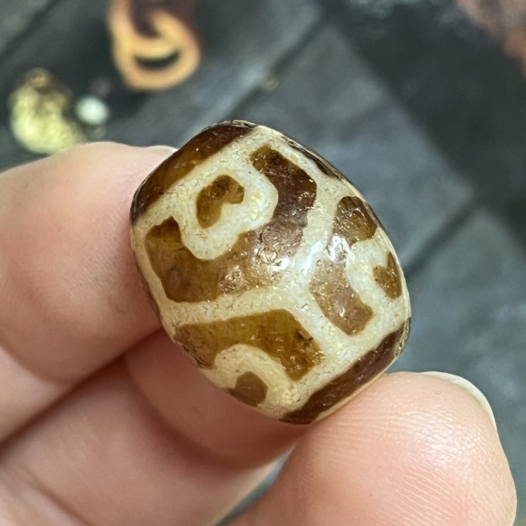 旧蔵 六眼天珠 風水開運 自然風化 高油 根付 中国古玩 骨董品 時代物 稀少唐物拍卖