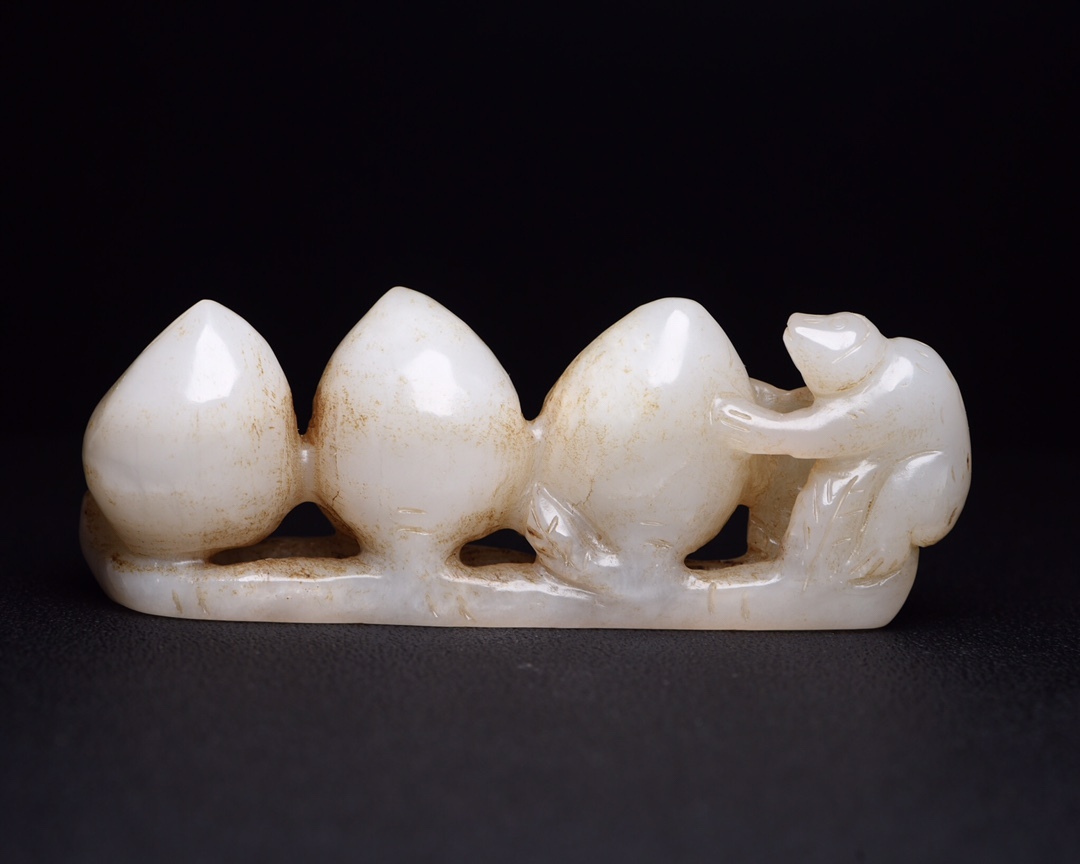 旧蔵 和田玉彫 靈猴獻寿 根付 中国古玩 骨董品 時代物 稀少唐物拍卖