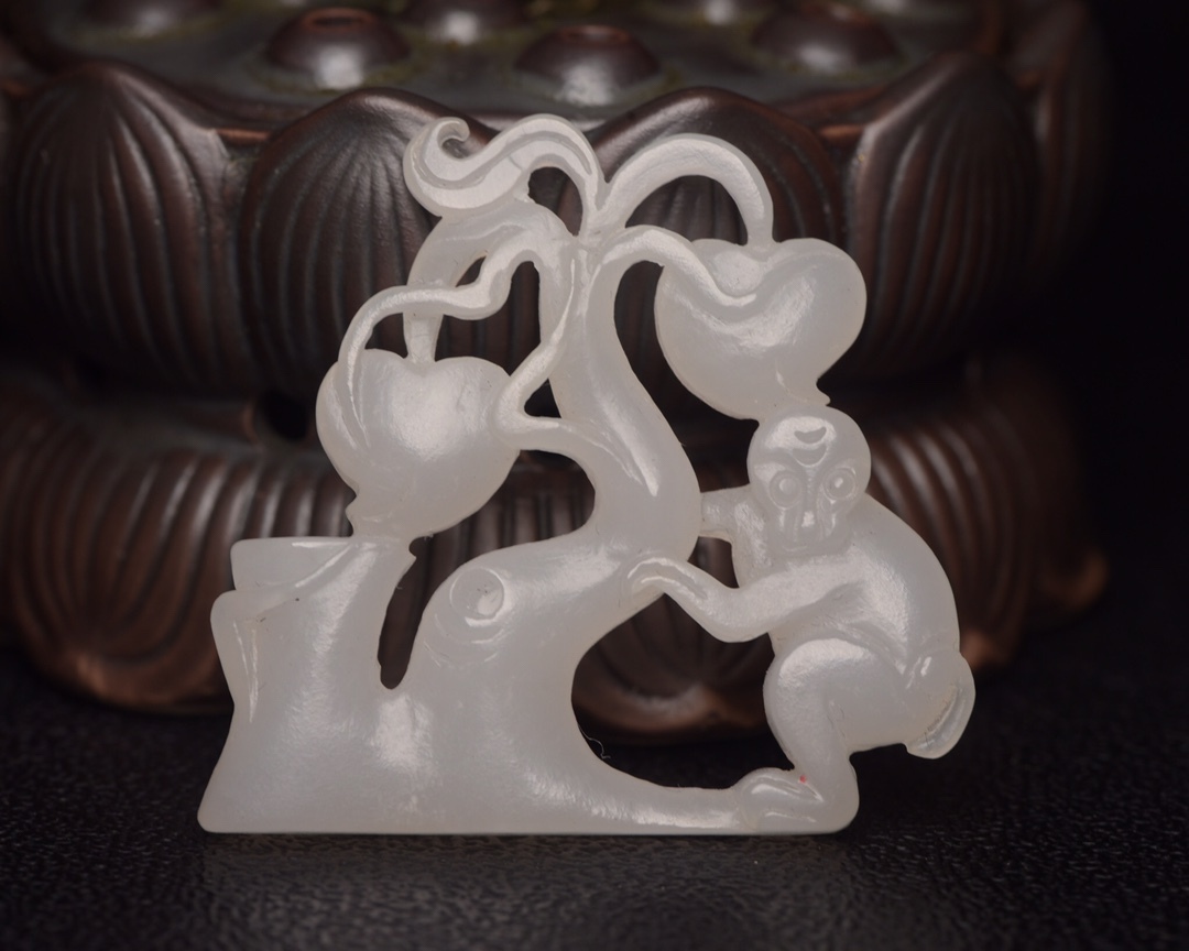 旧蔵 和田玉彫 靈猴獻寿 吊墜 根付 中国古玩 骨董品 時代物 稀少唐物拍卖