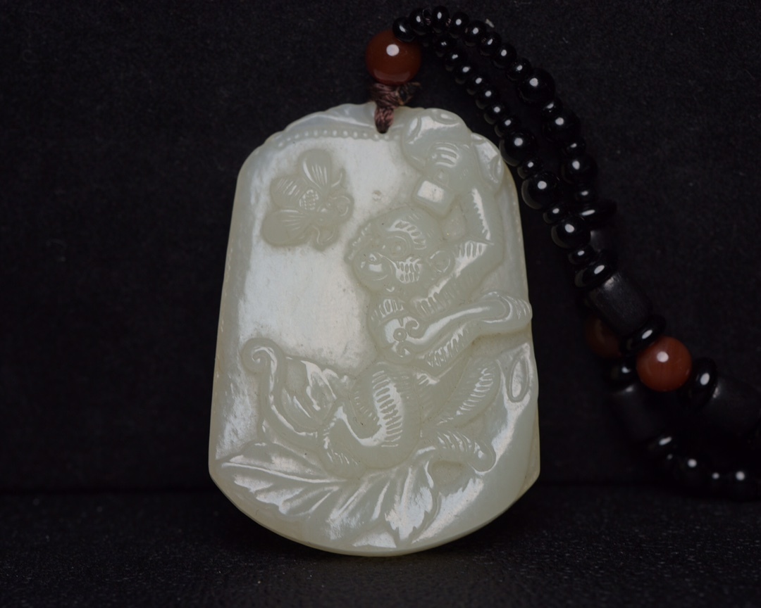 旧蔵 和田玉彫 玉牌 吊墜 根付 中国古玩 骨董品 時代物 稀少唐物拍卖