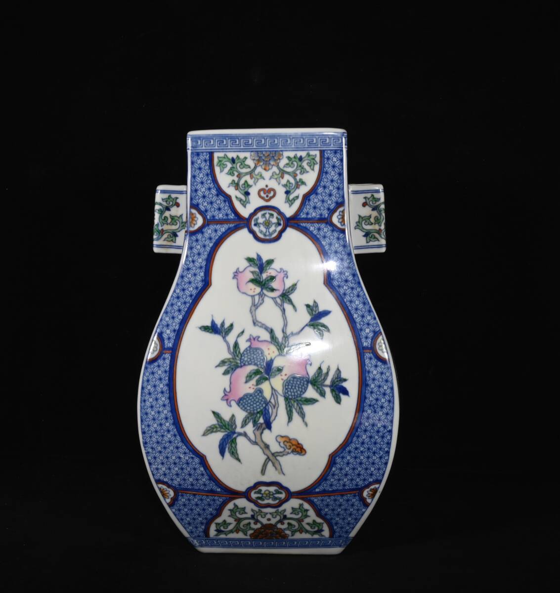 旧蔵 清代 康熙 斗彩 貫耳方尊 古陶瓷品 陶藝 古擺件 古置物 中国古玩 骨董品 時代物 稀少唐物拍卖