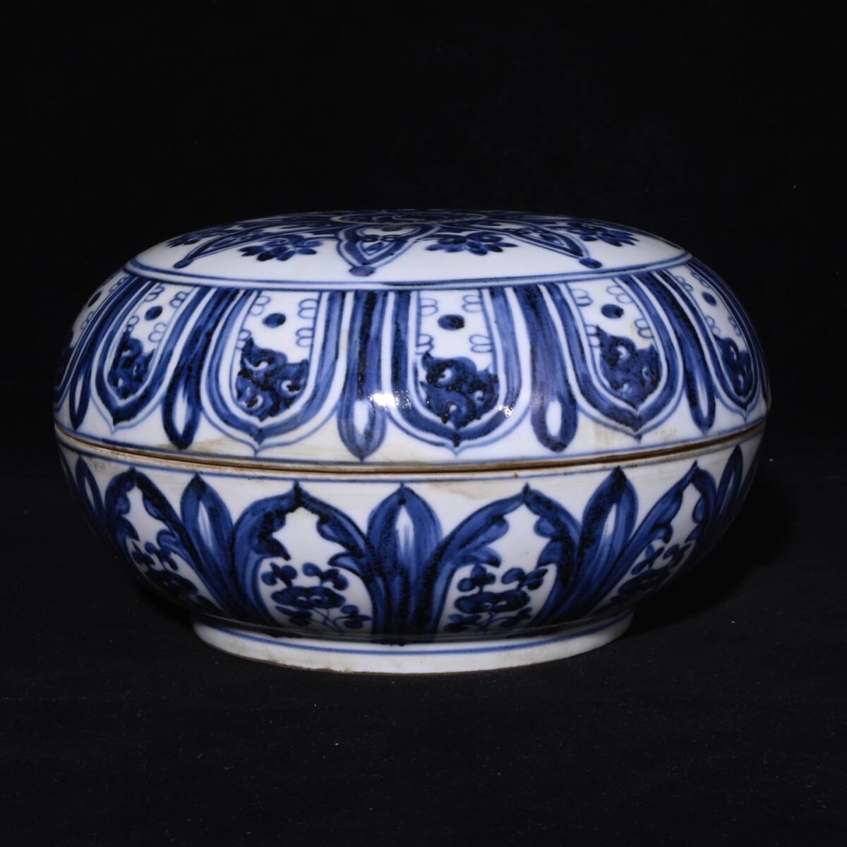 旧蔵 明代 宣德 青花 八卦紋 果盒 古陶瓷品 陶藝 古擺件 古置物 中国古玩 骨董品 時代物 稀少唐物拍卖
