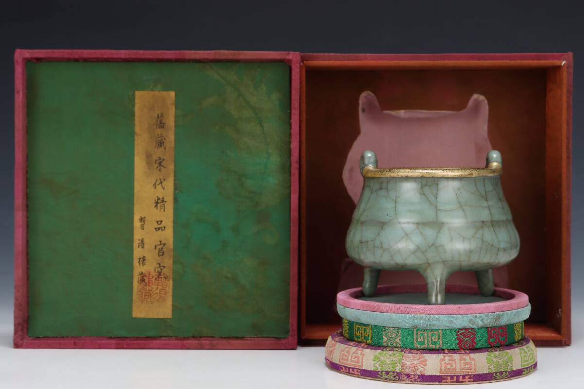 旧蔵 宋代 官窯 三足炉 古陶瓷品 陶藝 古擺件 古置物 中国古玩 骨董品 時代物 稀少唐物拍卖