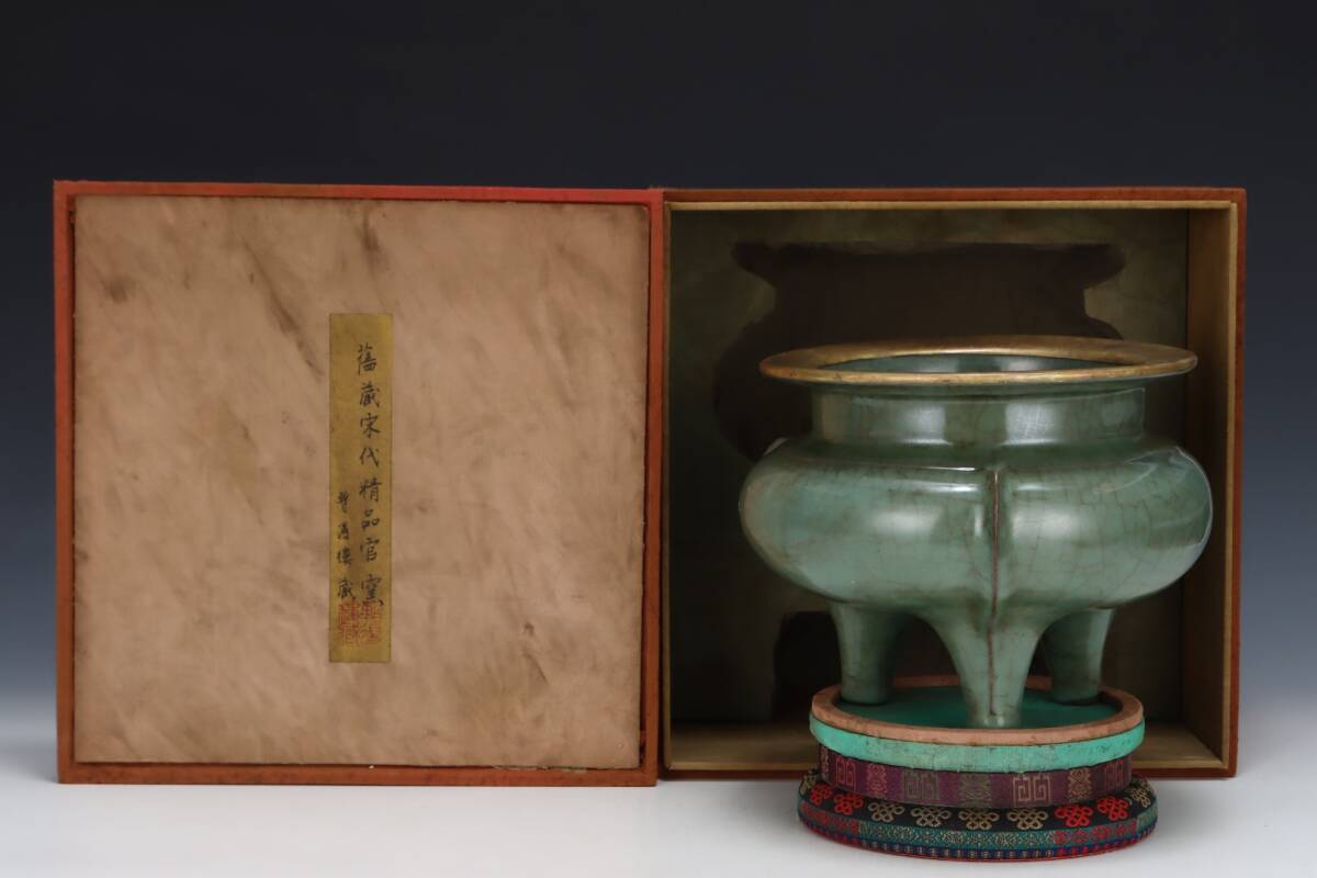 旧蔵 宋代 官窯 三足炉 古陶瓷品 陶藝 古擺件 古置物 中国古玩 骨董品 時代物 稀少唐物拍卖