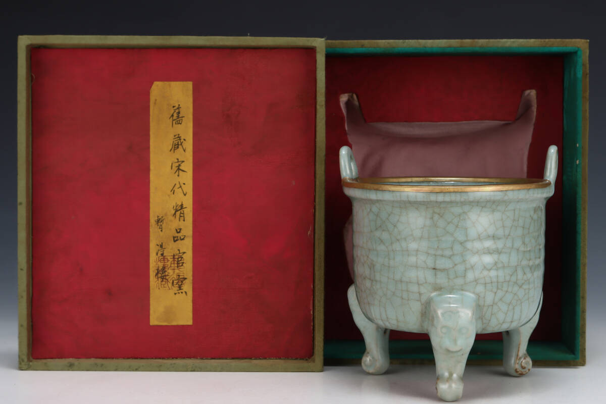 旧蔵 宋代 官窯 弦紋 三足 鼎式 雙耳炉 古陶瓷品 陶藝 古擺件 古置物 中国古玩 骨董品 時代物 稀少唐物拍卖