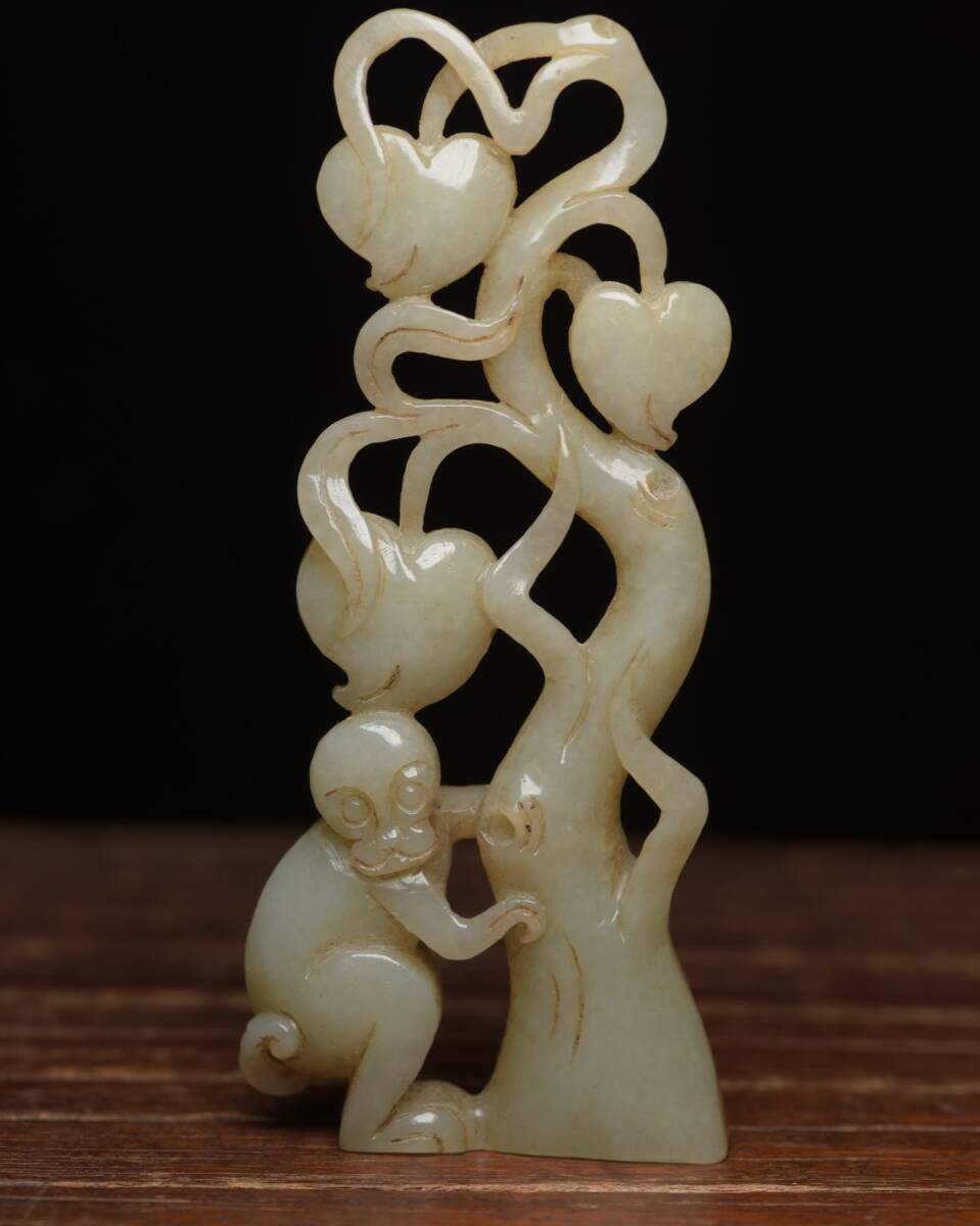 旧蔵 和田玉彫 靈猴獻寿 根付 中国古玩 骨董品 時代物 稀少唐物拍卖