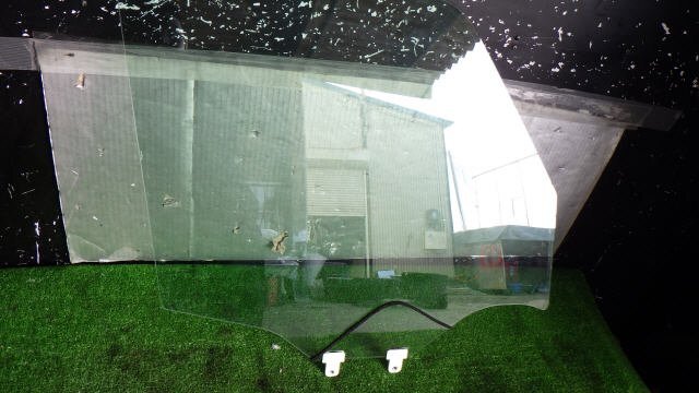 akurudepa R3年 ルークス 4AA-B48A フロント 右 ドア ガラス 80300-7NA0C拍卖