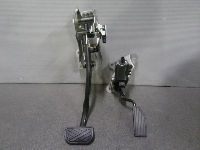 5kurudepa R2年 ハスラー 5AA-MR92S ペダル セット MR52S MS92S MS52S X 2WD 32760拍卖