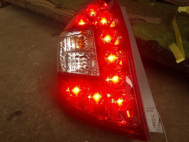 akurudepa H24年 フィット シャトル DBA-GG7 左 テール ランプ ライト 33550-TF7-003 LED STANLEY W0020拍卖