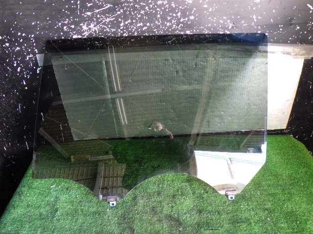 akurudepa H22年 ヴォクシー DBA-ZRR75W リア 左 ドア ガラス 68104-28230拍卖