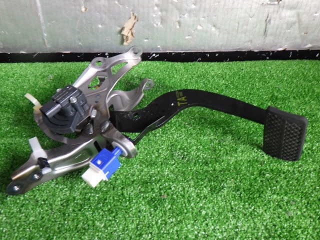 akurudepa R2年 N-BOX 6BA-JF3 ブレーキペダル拍卖