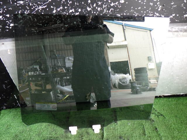 akurudepa R2年 ルークス 4AA-B45A リア 左 ドア ガラス 82301-7NA0A拍卖