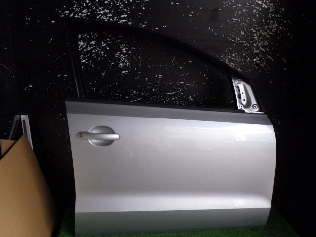 akurudepa H22年 ポロ DBA-6RCBZ フロント 右 ドア シルバー LA7W拍卖