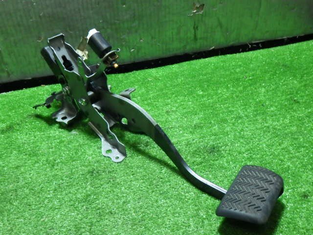 akurudepa R4年 ヤリス 5BA-MXPA15 ブレーキペダル 47110-K0070拍卖