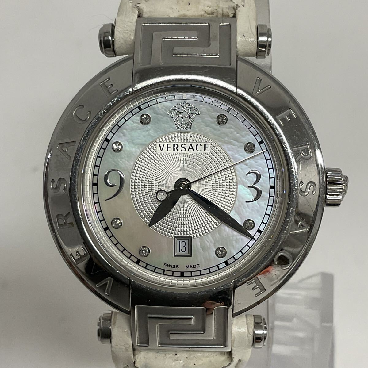 営ON006-60◆ VERSACE ヴェルサーチ 68Q メデューサ ホワイトシェル文字盤 デイトシルバー 腕時計【現状品】拍卖